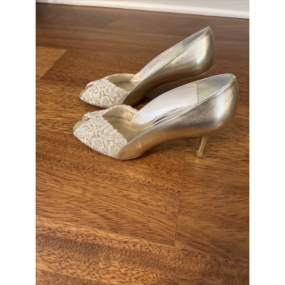 Stuart Weitzman Chantelle Gold Lace Peep Toe Leather Sole Heel Made Spain 8.5 - Picture 8 of 12